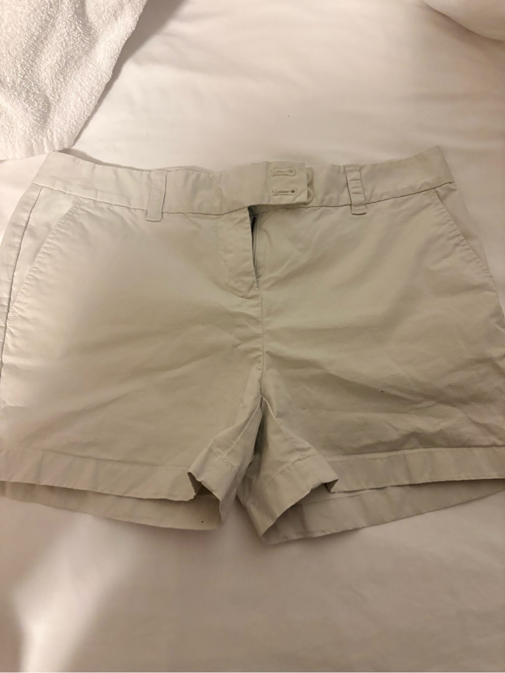 Vineyard Vines Cream Women's Chino Bermuda Shorts